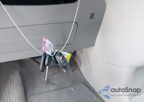 2011 Toyota Sienna Xle z USA, uszkodzony, nr VIN 5TDDK3DC6BS019301